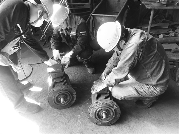 2-2 5 图为烧结组点检青年修复废旧电机。.jpg