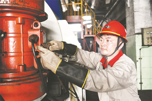 5-3 7 石知理正在检修离心机设备.jpg