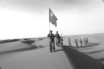 1683958715733207.jpg 2-4 5 图为党员突击队奔波在沙漠里。.jpg