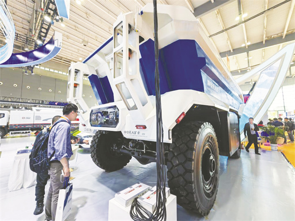 1-1 1，观众参观没有驾驶室的矿卡。 白田田摄.jpg