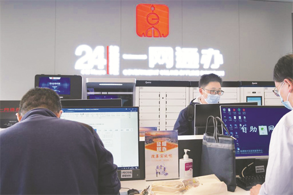 1684154848389744.jpg 1-3 3,5月12日,市民在中.jpg