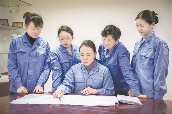 1-1 1 1 全国劳动模范杨芳正在传师授艺.jpg