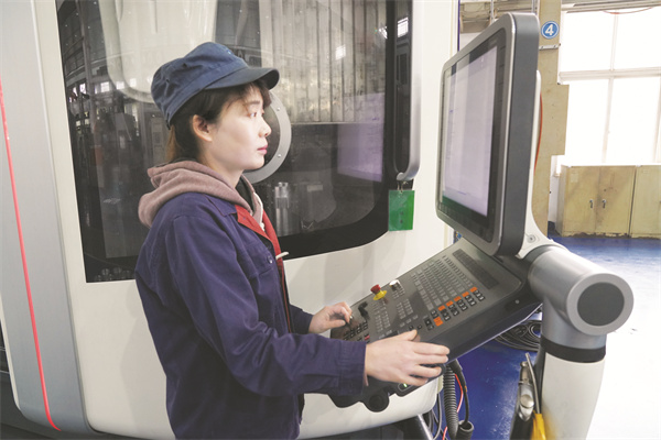 1-2 1 2 中央企业劳动模范彭小.jpg