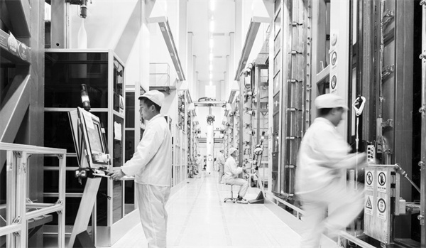 3-2 1 2 工人在亨通集团绿.jpg