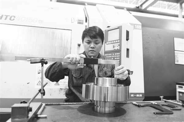 2-1 1 工作中的袁野.jpg