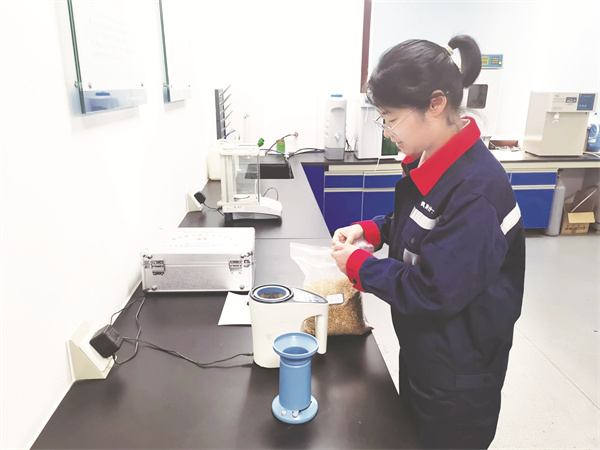 1684417834276240.jpg 4-1 1 德阳市计量所工作人员正在检定谷物水份测定仪.jpg