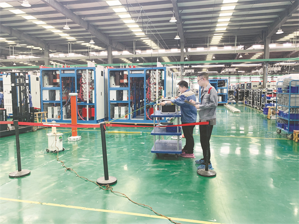 1684417851325232.jpg 4-2 2 德阳市计量所工作人员正在检校耐电压测试仪.jpg