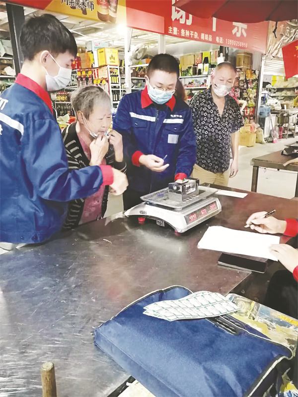 1684417858951105.jpg 4-3 3 德阳市计量所工作人员正在集贸市场开展检定工作.jpg