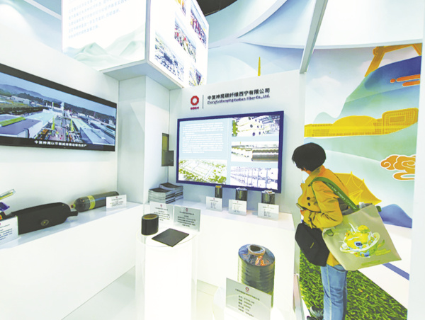 1684496995572296.jpg 1-2 图配文2观众在青海展馆了解.jpg