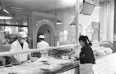 1684654138911130.jpg 3-2 2 顾客在米丽食品店购物。 洪艇摄.jpg