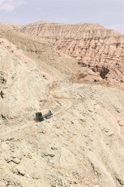 1684654392121665.jpg 4-2 1 2 三米宽的栈道,左边是深沟.jpg