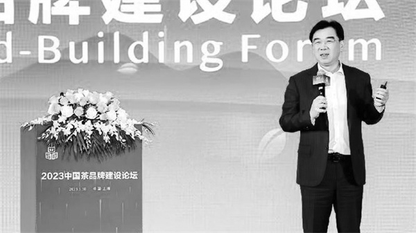 1684758919536694.jpg 3-4 4,华祥苑茶业董事长肖文华发表主旨演讲.jpg
