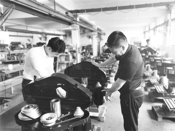 1684925496366335.jpg 2-1 1,缪继云(右一)与儿子缪.jpg