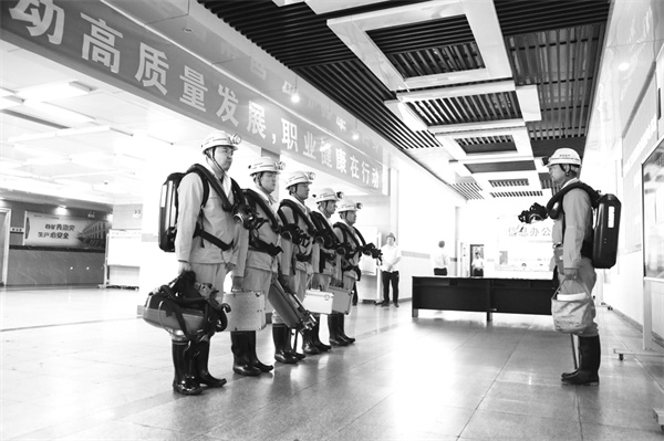 1684926072437301.jpg 2-2 2,专职救护队伍整装待命.jpg