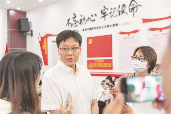 1-4 1 4 图4为济世药业董事长张康在接受采访.jpg