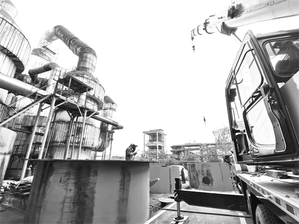 7-3 5图为该公司硫酸转化器大修现场.jpg