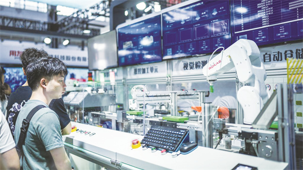 4-2 1 2，5月26日，参观者在数.jpg