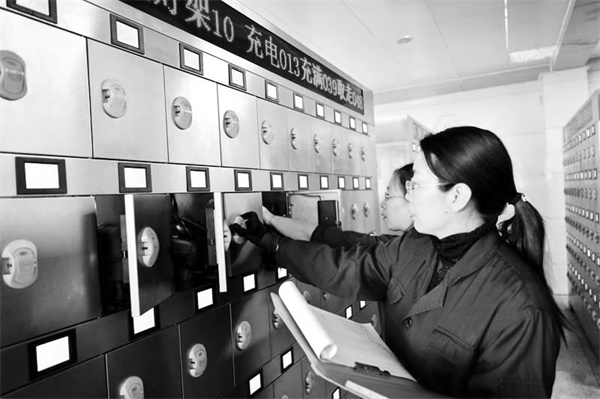 6-3 5图为女工高玉萍正在给矿灯充电。.jpg