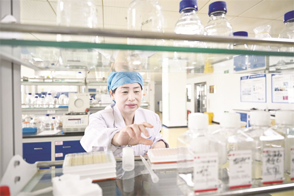 4-2 3，研究人员在天津瑞普生物.jpg