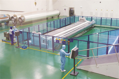 1-2 1 2 工人在江苏康辉新材料.jpg