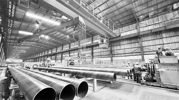 3-1 1，运转中的友发管道生产车间。.jpg
