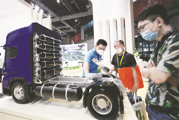 4-2 4,工作人员（左）向参观.jpg