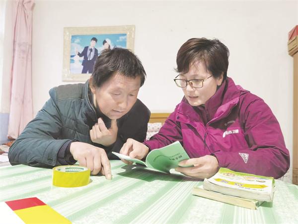 5-2 1 2壶关县南平头坞村第一书记赵砚(右）宣传乡村振兴政策.jpg