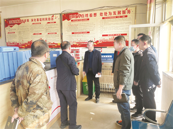 5-4 2 乡党委书记马成刚（左三）侯村社区调研.jpg