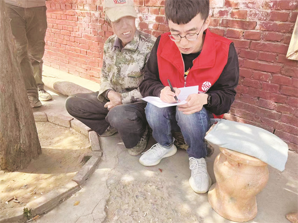 6-2 2 五台县宝穡村第一书记韩志明登记帮扶.jpg