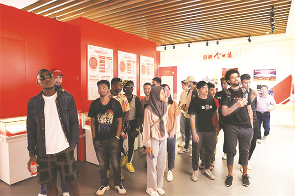 8-3 3 1外籍友人走进今世缘.jpg