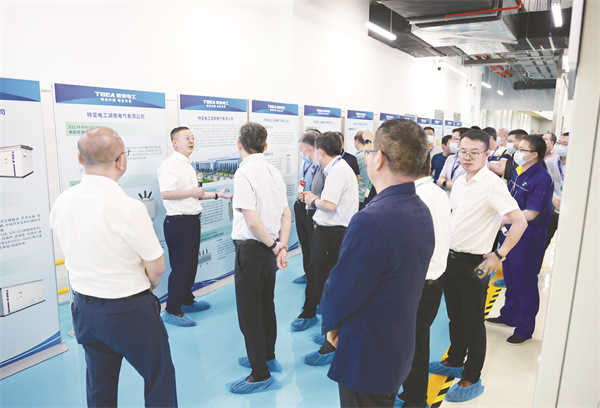 1-4 2 2,种衍民向来访专家客户介.jpg