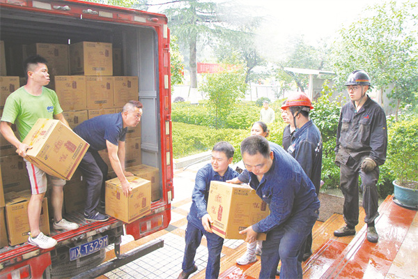 5-4 7绿水洞煤矿为职工送上端午大礼包.jpg