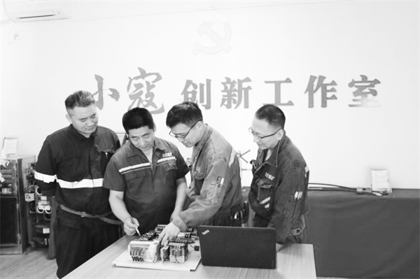 2-3 2 图为：寇春刚为维修工演.jpg