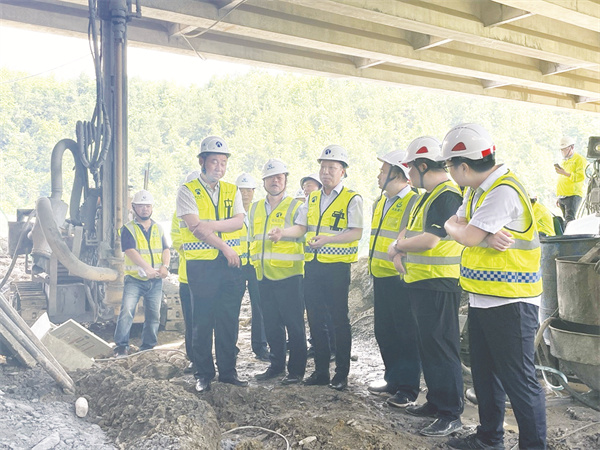 5-2 3领导带头深入现场排查安全隐患。.jpg