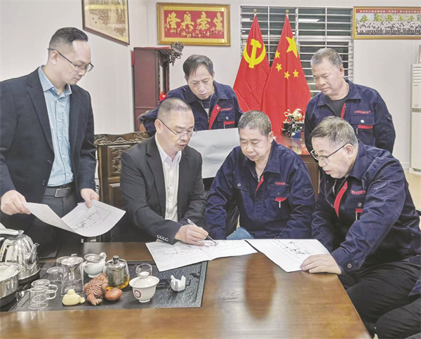 4-1 1，钟杰董事长在办公室与技术.jpg