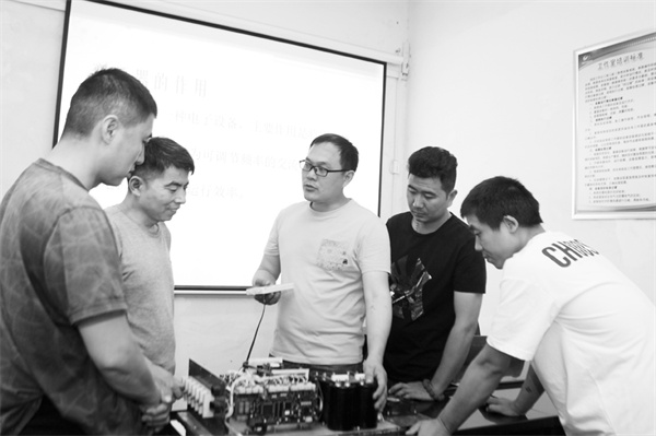 2-1 1 技师团队成员.jpg