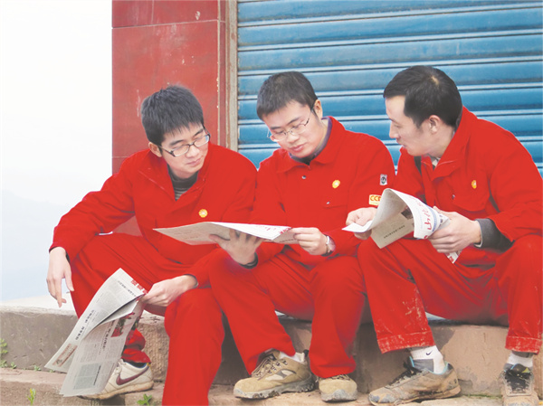 8-2 4 1野外一线员工争相传.jpg