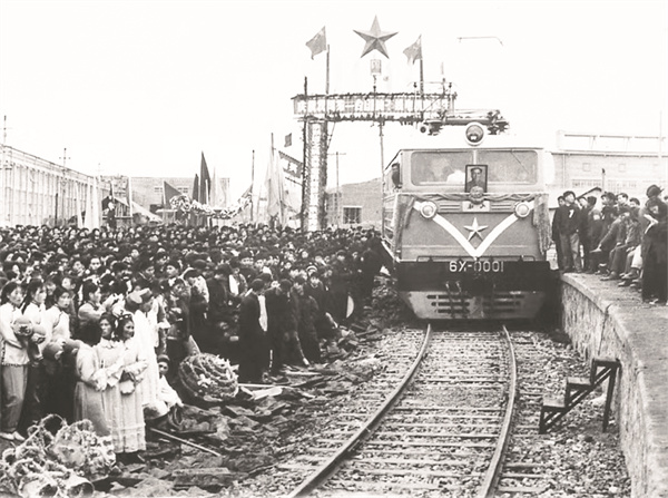 8-3 1958年，中国第一台干线电力.jpg