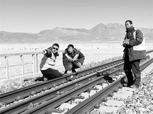 2-1 1 1高钱胜（左一）和同事进.jpg