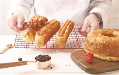 1-2 图配文2烘焙行业.jpg