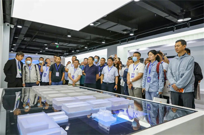 1 1 图为嘉宾现场参观牧原智能科技馆.jpg