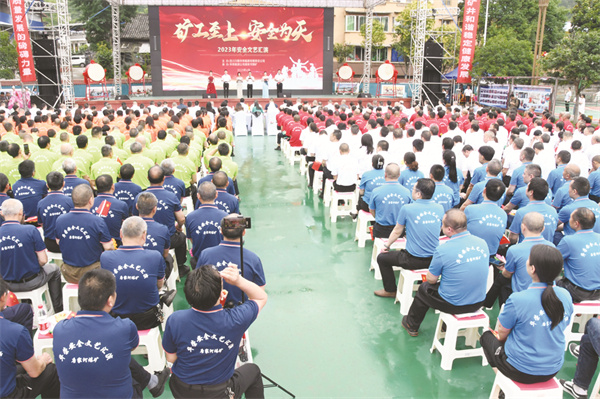 8-2 3 华荣能源公司工会在唐.jpg