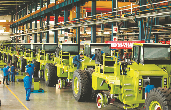 5-1 1 图为北方股份矿车生产一线.jpg