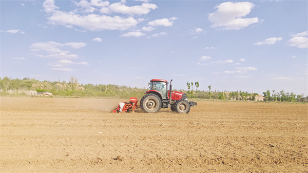 4-14 14 农田机械化耕种.jpg