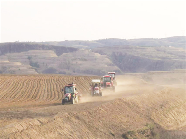 4-17 17 丘陵沟壑地带实现机械耕种.jpg