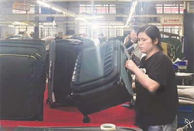 1-2 1 2 图为新秀集团工作人员.jpg