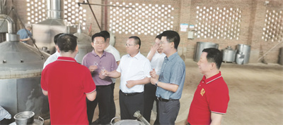 4-3 2 2 川香万家考察团在生产车间品鉴力酱酒.jpg