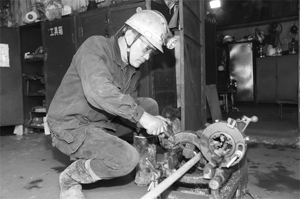 6-3 6陈永军在加工制作维修零件.jpg