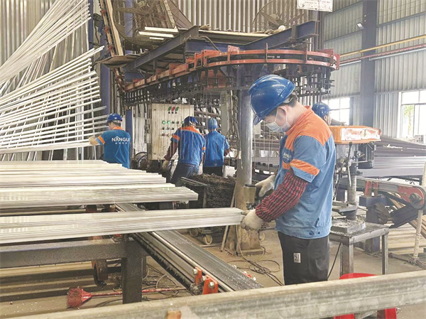 4-3 3,南桂铝业集团的立式喷涂.jpg