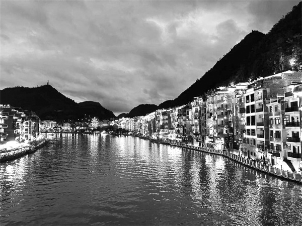 3-3 4,贵州镇远古镇夜景美如画。 骆飞摄.jpg